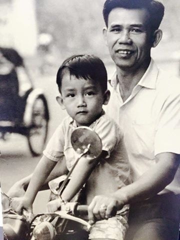 Hồi Tết Nguyên đán Bính Thân vừa qua, Minh Thuận cũng chia sẻ hình ảnh cả gia đình tụ tập bên mâm cơm, bánh chưng và mai vàng nhân dịp bố anh về lại Việt Nam.