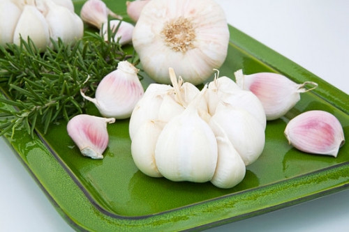 Tỏi chứa một hoạt chất được gọi là allicin. Chất này có rất nhiều lợi ích với sức khỏe: chống lại nhiễm trùng và làm giảm viêm trong phổi.