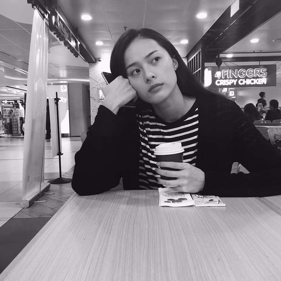 Hotgirl Hạ Vi "Mình và cô Cám Lan Ngọc đang xảy ra xích mích với nhau nhưng mình chưa thể giải thích được, đặc biệt việc này còn liên quan đến một nhân vật bí ẩn. Lo lắng quá nhưng mình đã hẹn với Lan Ngọc là sẽ làm rõ chuyện này sau 3 ngày! Phải làm sao để giải thích cho Cám hiểu bây giờ?".