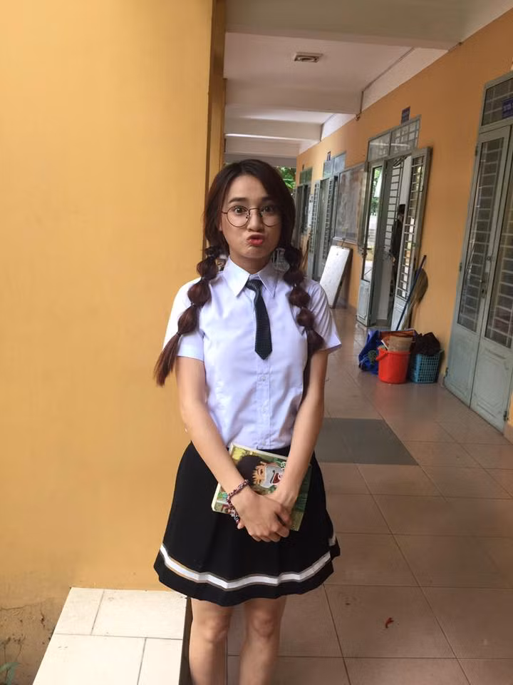 Nhã Phương "Khai giảng năm học mới rồi, chúc các pé học giỏi cả năm nè!".