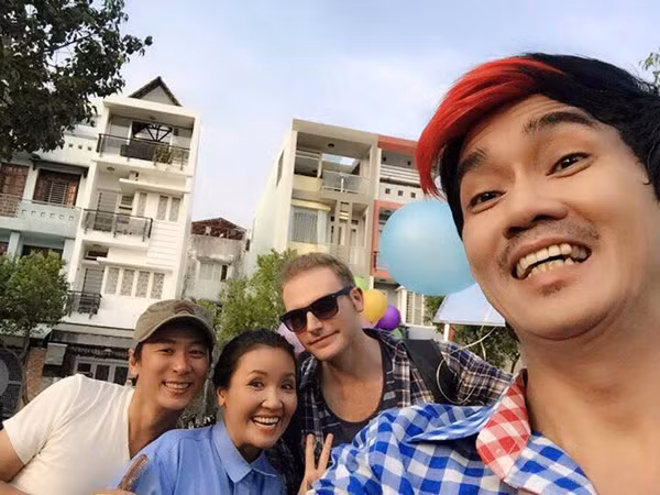 Nghệ sĩ Hồng Vân đăng bức ảnh của ca sĩ Minh Thuận khi còn khỏe cùng tâm sự: "Làm sao để bắt em thực hiện lời hứa với chị đây Minh Thuận. Sau Gương mặt thân quen nhí, em nói với chị rằng: 'Em nhớ sân khấu quá rồi chị Ba ơi, thế nào em và Phương Thanh cũng phải về bên chị làm một vở kịch dài cho đỡ nhớ sân khấu'. Chả lẽ em nuốt lời với chị sao? Chị lớn tuổi lắm rồi đừng thất hứa với chị nhé Minh Thuận, chờ em".