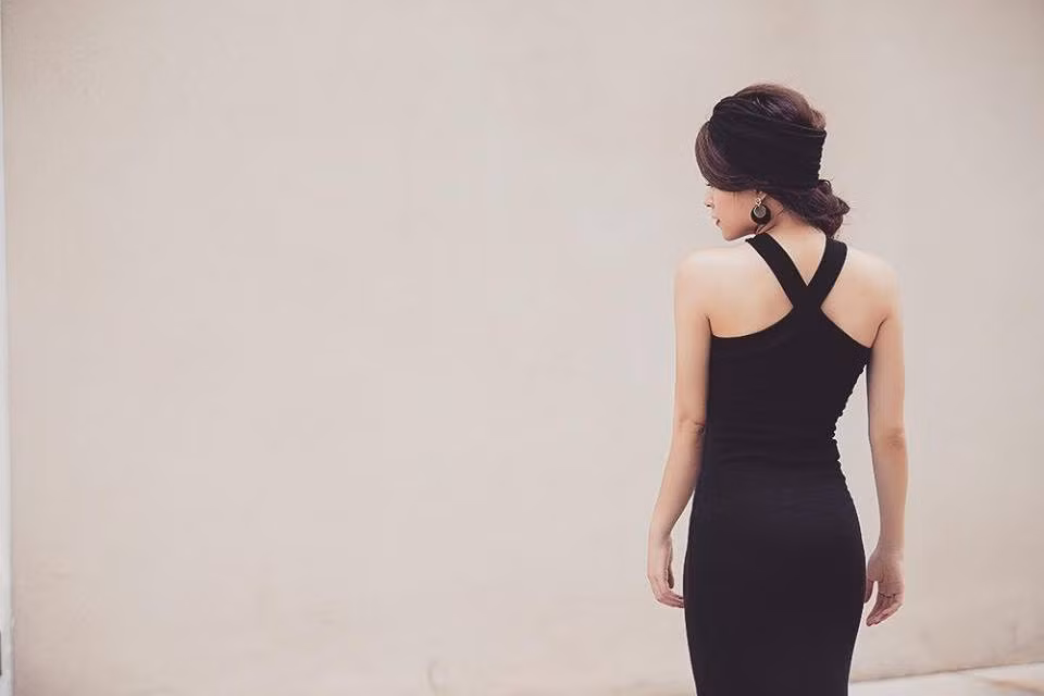 Hoàng Thùy Linh khoe lưng trần gợi cảm "Nếu ai đó có lợi thế hơn ta chỉ vì họ mới. Hãy để họ tự cũ".