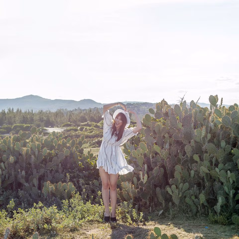 Hari Won tạo dáng xì tin, nhí nhảnh sau ồn ào "mượn" váy của mẹ Trấn Thành.