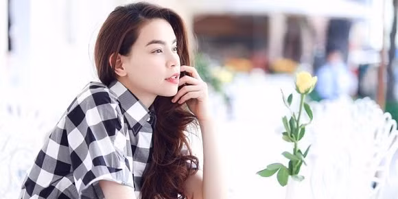 3. Hồ Ngọc Hà Nữ hoàng giải trí Hà Hồ dường như là cái tên chưa bao giờ hết hot. Gu thời trang sành điệu, lối sống khôn ngoan, tinh tế chính là điều người hâm mộ luôn cảm phục ở cô.