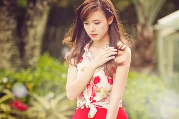 4. Hot girl Midu Tương tự như Hà Hồ, có rất nhiều người đẹp "kín như bưng" trong chuyện riêng tư, nhất là những chuyện liên quan tới tiền bạc. Không chạy xô theo những cuộc đua hàng hiệu, cũng chẳng bao giờ khoe khoang một cách lố bịch về từng chiếc đồng hồ, túi xách hay đôi giày, nhưng cái họ âm thầm sở hữu có khi còn giá trị gấp nhiều lần như vậy.