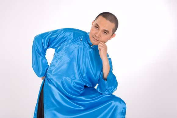 Tuy nhiên, khi được hỏi về gia thế của mình, anh vẫn chỉ cười trừ. Cũng giống như Hoài Linh, anh thích nói về đời, về người, về sân khấu và nghệ thuật hơn là nói về mình hay những thứ chẳng hề liên quan tới niềm đam mê mình theo đuổi.