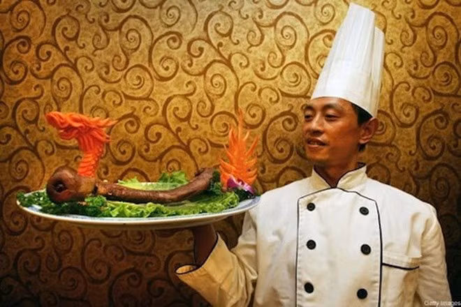 Pín bò Yak Đây là một món ăn rất phổ biến ở Trung Quốc, được chế biến từ pín của con bò (bộ phận sinh dục của bò). Người ta cho rằng ăn một trong những món ăn kinh dị nhất thế giới này giúp tăng khả năng "giường chiếu".