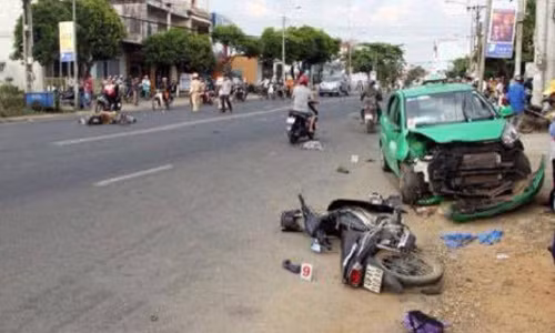 Taxi Mai Linh gay tai nan lien hoan khi...cho nguoi di cap cuu