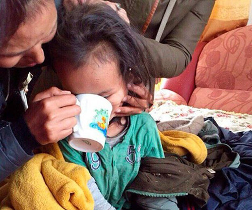 Be 2 tuoi song sot sau 24 gio lac trong rung cung thu du-Hinh-3