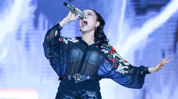 Hở nội y trên sóng trực tiếp dưới ánh đèn khiến Thu Minh ngay lập tức xin lỗi khán giả về sự cố đáng tiếc.