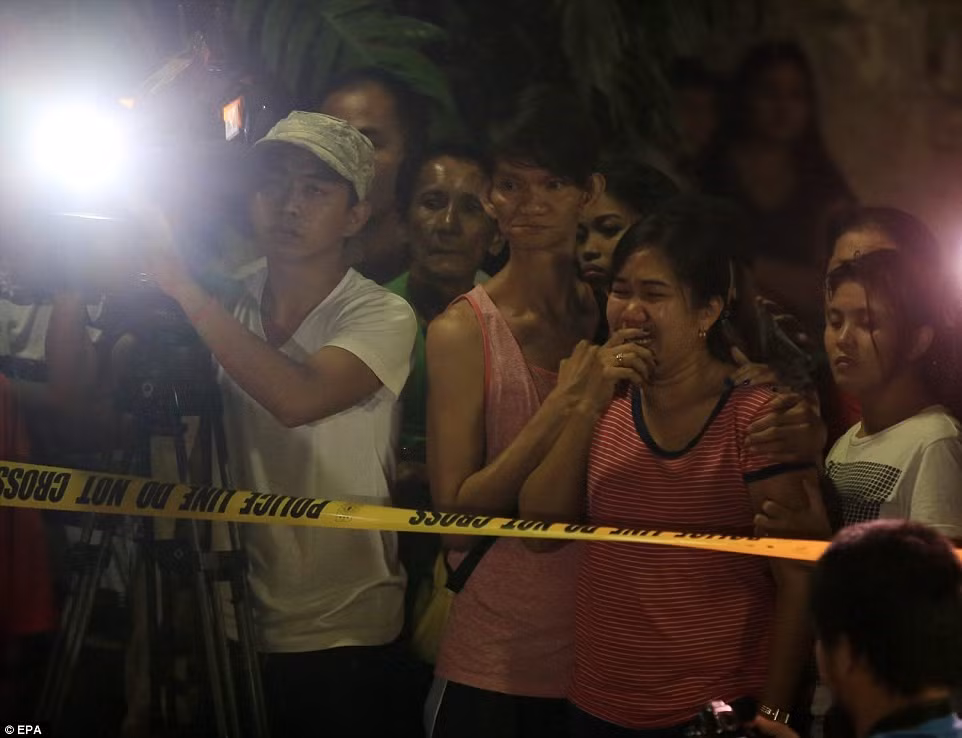 Những người dân Philippines đau buồn vì mất người thân bị bắn chết tại thành phố Pasay, phía nam Manila. Gần 60.000 người nghiện ma túy Philippines ra đầu thú hồi đầu tháng này sau khi Tổng thống Duterte kêu gọi người dân giết những kẻ buôn bán và sử dụng ma túy.