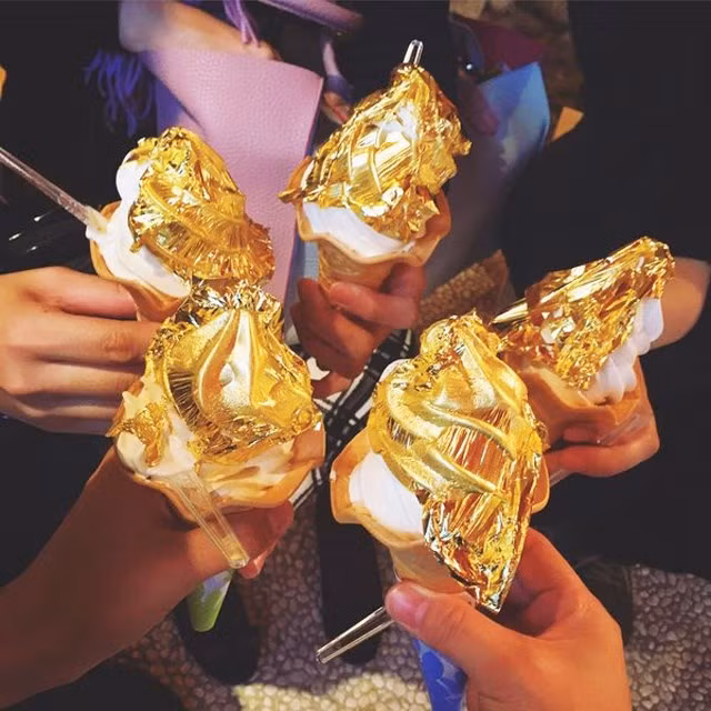 6. Kem chocolate phủ vàng Được tạo ra bởi nhà hàng Serendupity, New York, Mỹ, món Frozen Haute Chocolate là sự kết hợp của 28 loại cacao khác nhau cùng với nấm cục. Ly kem được dát vàng 18 karat gắn kim cương trắng và ăn bằng chiếc thìa dát vàng. Một ly kem có giá lên đến 25.000 USD (557 triệu VND).