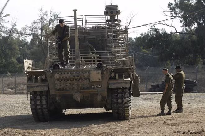 Nagmachon có nhiều nhược điểm. Hạn chế lớn nhất là xe không có cửa lên xuống phía sau nên binh sĩ phải leo lên xe để ra vào từ nắp tháp pháo. Điều này khiến họ rất dễ bị trúng hỏa lực của đối phương. Nhà sản xuất đã gia cố thêm 2 tấm chắn bằng thép phía sau, nhưng cũng không giải quyết hoàn toàn vấn đề binh sĩ phải phơi mình trước hỏa lực đối phương. Ảnh: Military-Today