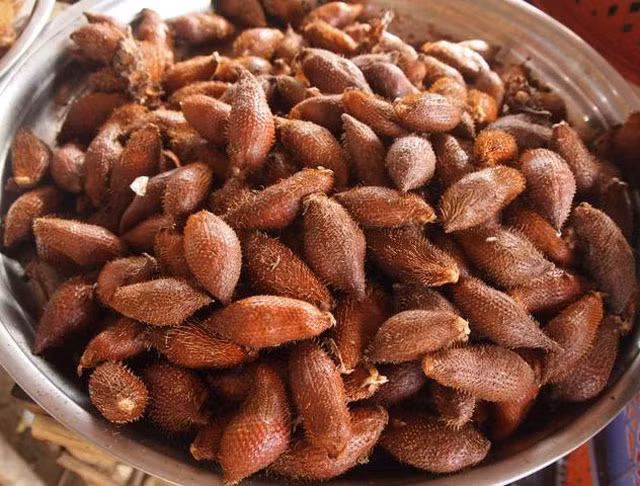 6. Mây Thái Trái mây Thái có vỏ cứng, thân hình xù xì bên ngoài lớp vỏ màu nâu đỏ, nhiều gai và có hình bầu dục, có tác dụng giải nhiệt tốt. Không còn xa lạ với người Sài Gòn hay miền Tây, nhưng với nhiều người dân Thủ đô thì thứ quả da rắn này lại khiến họ thấy hiếu kỳ, tò mò muốn mua về ăn thử.