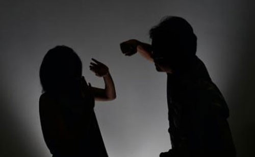 Có những lần hăng chí, đôi vợ chồng lao vào đánh nhau như những đứa trẻ to đầu. Ảnh minh họa.