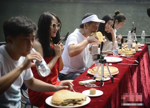 Thử thách ăn bánh trung thu cỡ lớn được các hot girl quay live stream trực tiếp trên chat room của mình.