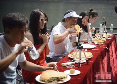 Thử thách ăn bánh trung thu cỡ lớn được các hot girl quay live stream trực tiếp trên chat room của mình.