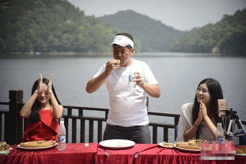 Người chơi Phan Nhất Trung giành chiến thắng ngoạn mục khi chỉ mất 28 phút để ăn hết chiếc bánh trung thu cỡ bự.