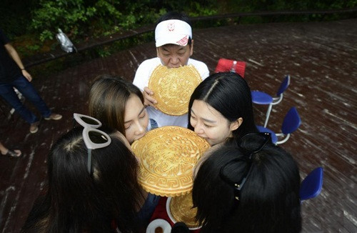 Bánh trung thu vốn dĩ rất ngọt và là món không thể ăn nhiều, để có thể "xử lý" một chiếc bánh trung thu nặng gần 2kg trong thời gian ngắn thực sự là một thử thách khó nhằn.