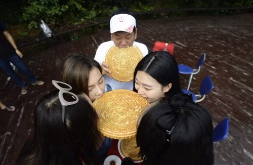 Bánh trung thu vốn dĩ rất ngọt và là món không thể ăn nhiều, để có thể "xử lý" một chiếc bánh trung thu nặng gần 2kg trong thời gian ngắn thực sự là một thử thách khó nhằn.