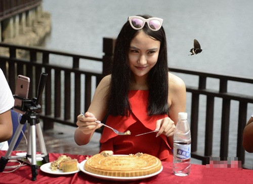 Thử thách ăn bánh trung thu diễn ra ở hồ Thạch Yến, Hồ Nam, Trung Quốc và được 4 hot girl quay trực tiếp, kết nối với room chat trên trang cá nhân của mình, không chỉ lôi kéo nhiều khách du lịch và người đi đường tới xem và hưởng ứng mà còn thu hút rất đông người hâm mộ là các cư dân mạng.