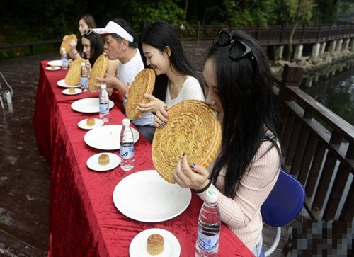 Để hưởng ứng dịp Trung thu, 4 hot girl người ở Hồ Nam, Trung Quốc cùng nhau xuống phố thách thức khách du lịch trong thử thách "Vua dạ dày". Theo đó, tham gia thử thách này, người chơi phải ăn một chiếc bánh trung thu khủng nặng 2kg trong vòng 30 phút. Quá 30 phút mà không ăn hết coi như thất bại.