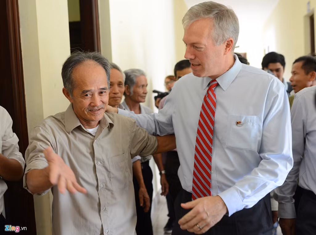 Đại sứ Mỹ được các cựu chiến binh tại đây đón tiếp một cách nồng nhiệt và cởi mở. Làng là trung tâm điều dưỡng chất độc da cam đầu tiên của cựu chiến binh thế giới, do sáng kiến của ông George Miro, một cựu binh Mỹ đã từng tham chiến ở Việt Nam, khởi xướng năm 1991 và được xây dựng năm 1998.