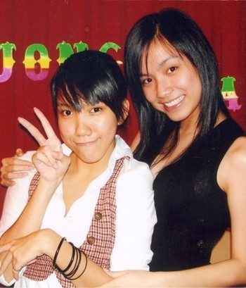 Em gái Thùy Lâm Hoa hậu hoàn vũ Việt Nam 2008 cũng có một cô em gái cực trẻ trung và sành điệu. Em gái Thùy Lâm tên Nguyễn Thùy Linh, thuộc thế hệ 9x, tốt nghiệp chuyên ngành thiết kế thời trang tại một trường nổi tiếng ở Singapore.