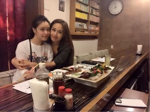 Em gái Mai Phương Thúy Mai Phương Thúy vẫn có tiếng là Hoa hậu cao nhất nhì trong showbiz Việt. Không kém cạnh chị gái là mấy, Mai Ngọc Phượng cũng có chiều cao khủng 1m78. Em gái Hoa hậu Việt Nam 2006 sinh năm 1993 tốt nghiệp ngành quản trị kinh doanh Đại học Columbia, Vancouver, Canada. Cuộc sống sang chảnh của cô nàng này cũng khiến nhiều người phải ghen tỵ.