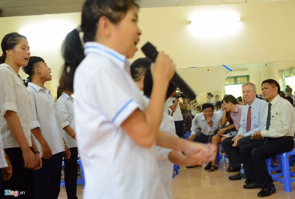 Ông cùng nhân viên của Đại sứ quán nhận được sự đón tiếp nồng nhiệt của các em nhỏ bằng những lời ca tiếng hát, những điệu múa của tình hữu nghị, lòng nhân ái.