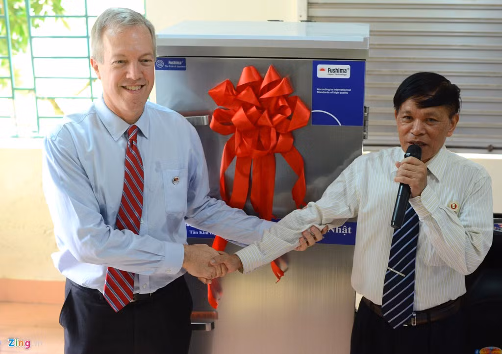 Thay mặt Làng Hữu nghị, Giám đốc Đinh Văn Tuyên đã đón nhận những món quà từ ngài đại sứ. Ông mong muốn 65 cựu chiến binh và 120 em nhỏ tại đây sẽ có một nguồn động viên lớn và nghị lực để vươn lên trong cuộc sống.