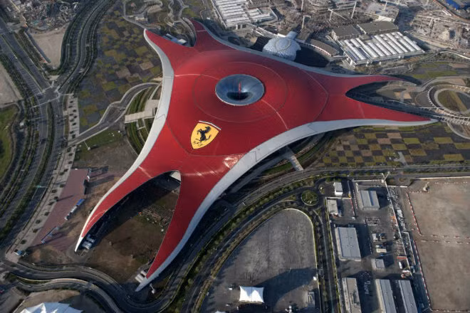 Ferrari World Abu Dhabi: Ferrari mở công viên giải trí đầu tiên ở Abu Dhabi vào năm 2010. Tại đây, du khách có thể trải nghiệm tàu lượn nhanh nhất thế giới Formula Rossa, hay tàu lượn có vòng xoắn cao nhất thế giới Flying Aces.