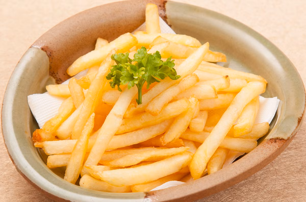 Khoai tây Hãy làm nguội khoai tây một cách nhanh chóng và đưa vào tủ lạnh để bảo quản nếu bạn không ăn hết trong một bữa để giúp giữ lại toàn bộ dinh dưỡng của khoai tây. Nếu bạn để khoai tây nguội ở ngoài nhiệt độ phòng hay hâm nóng lại khoai tây sẽ thúc đẩy sự phát triển của vi khuẩn gây ngộ độc thực phẩm. Nó sẽ càng nguy hiểm hơn nếu bạn làm nóng trong lò vi sóng. 