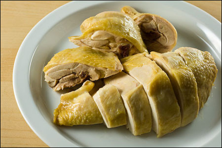 Thịt gà Khi hâm nóng thịt gà, protein trong thịt sẽ bị biến đổi thành phần và gây ra các vấn đề về tiêu hóa gây hại cho sức khỏe. Do vậy, nên hạn chế việc hâm nóng thịt gà, hoặc nếu muốn hâm nóng bạn nên nấu chín kỹ và bọc kín trong giấy nhôm, bạc trước khi làm nóng.