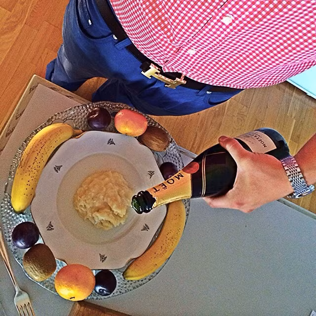 Rượu Champagne Moet &amp; Chandon Brut Imperial được đặt theo tên của tình hữu nghị của Jean-Remy Moet, và Napoleon Bonaparte, người duy trì một mối quan hệ đặc biệt với các công ty Moet và thăm Jean-Remy mỗi khi ông đến Champagne.