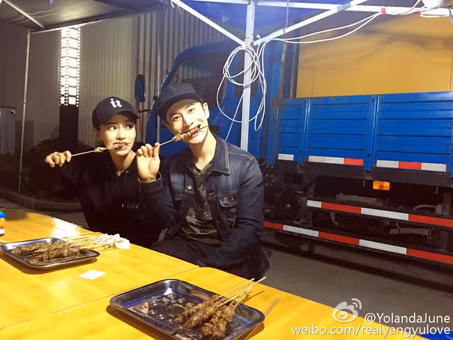 Hai vợ chồng ăn thịt nướng mừng 1 năm ngày cưới.