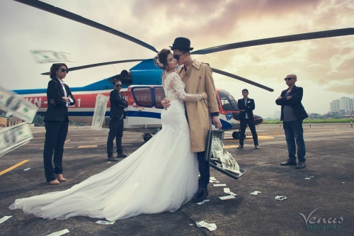 Được biết danh tính cặp đôi hóa thân thành ông trùm và người đẹp, mẫu nam có tên Ngọc Anh và mẫu nữ là ca sĩ Thanh Hà.