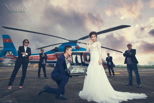 Nếu thoạt nhìn bạn sẽ nghĩ ngay rằng cặp đôi cô dâu chú rể trong ảnh đang yêu nhau thật. Tuy nhiên sự thật họ chỉ là người diễn xuất hóa thân vào những nhân vật đã được định sẵn.