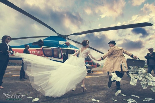 Mới đây, trên nhiều diễn đàn mạng xã hội có chia sẻ lại bộ ảnh cưới có tên “Ông trùm và người đẹp” đã nhận được rất nhiều sự quan tâm của cộng đồng mạng. Không chỉ bởi ý tưởng độc đáo mà còn bởi các nhân vật hóa thân rất nhập tâm.