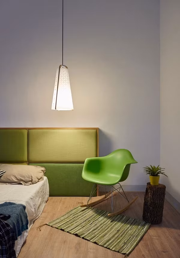 Đèn ngủ xinh yêu cùng cách kết hợp giữa ánh sáng và màu sắc tạo nên nét đẹp hài hòa, tinh tế cho không gian nhỏ.