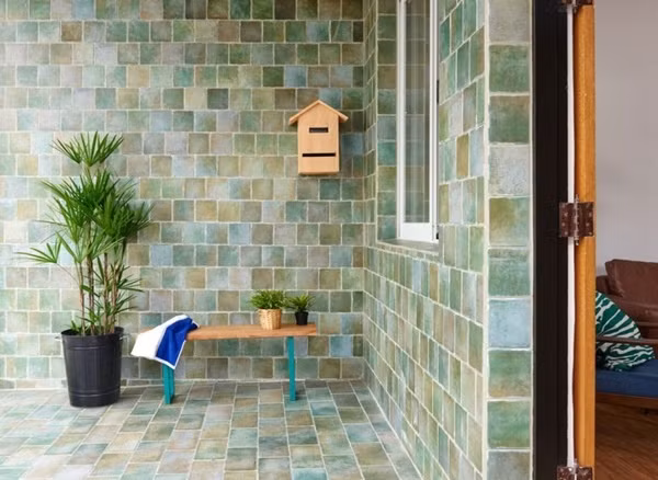 Hiên nhà Hiên nhà nhỏ xinh với điểm nhấn từ cây cỏ và gạch ốp sàn, ốp tường cho góc nhìn thêm xinh yêu, dịu dàng.