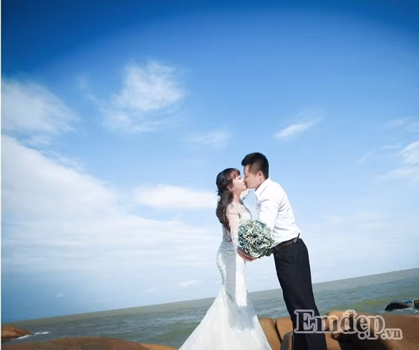 "Hạnh phúc đơn giản chỉ là những khi đang ngồi học nhận được tin nhắn của anh em ăn cơm chưa, mùa đông lạnh lắm em nhớ mặc áo ấm vào, nhớ giữ gìn sức khỏe em nhé cũng đủ làm mình thấy ấm lòng" - Thúy tâm sự.