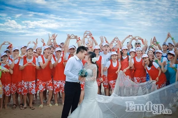 Thúy chia sẻ, người ta yêu thì được ở gần, được nắm tay chia sẻ buồn vui cùng nhau còn mình thì chỉ có trò chuyện với nhau qua face time. Những lúc như vậy hai người thường nói về tương lai, về những dự định khi Thúy về nước như một sự an ủi.