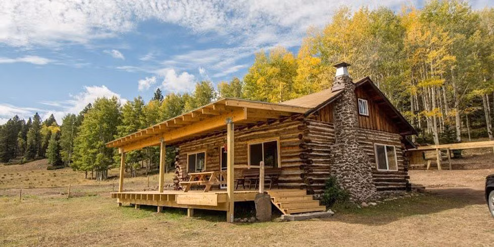  Ngôi nhà gỗ nhỏ xinh xắn này tọa lạc trong một khu rừng rộng tới 160 mẫu Anh (~ 647.497 m2) ở phía bắc Mexico.