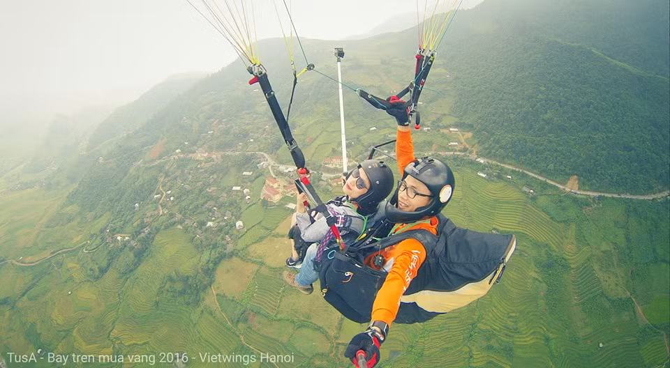 Bạn sẽ được tận hưởng vẻ đẹp thiên nhiên hùng vĩ của đất nước ngay trước mặt mình khi chơi môn thể thao dù lượn này! Ảnh nguồn: Internet.