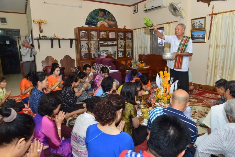 Đó là bởi người Lào luôn hướng tới một cuộc sống bình yên, ôn hòa, nhường nhịn và mến khách.