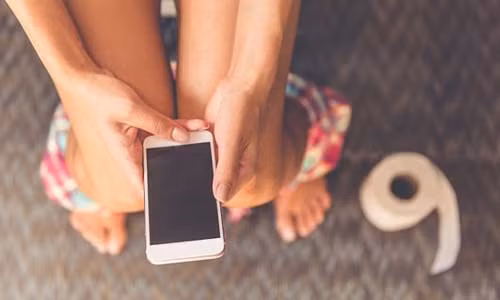 Dien thoai bien thanh o benh khi roi nha ve sinh