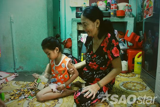 An lớn lên ở đó, như một đóa hoa vô thường. Thậm chí có lúc người ta đã nghĩ cô bé không quan tâm đến những bất công mà cuộc đời đã đùn đẩy cho em - đó là khi đôi mắt An cứ xanh lên một cách trong veo và hồn nhiên như thế.