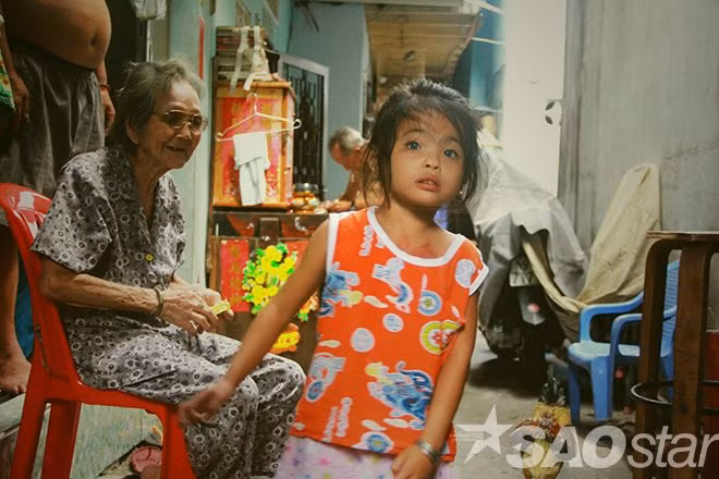 Ngày ghé nhà thăm An, là lúc cô bé bán vé số đang bệnh và không theo chân ông đi bán vé số được. Nhưng thỉnh thoảng em lại nhìn ra cửa để đón cái dáng gầy của ông ngoại về. Trong đôi mắt xanh của em, thấp thoáng mộng bình thường - đầy hồn nhiên và nhiều e ấp.