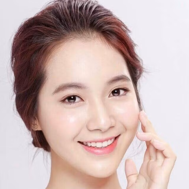 Khi đoạn clip được tung ra, Trang bất ngờ vì cô hoàn toàn không biết mình bị quay lén. Hàng ngày, Trang thường di chuyển bằng xe buýt và tuyến cô đi khá vắng, chỉ "lèo tèo vài người" nên mới vô tư hát như vậy. Thật ra không riêng gì xe bus, mình đi đâu làm gì cũng lẩm nhẩm hát suốt đó, mà anh đó post còn ít, chứ mình ngồi xe bus là hát một mình từ lúc lên xe đến xuống xe luôn. Mà mình đeo tai nghe nên không nghĩ to vậy."